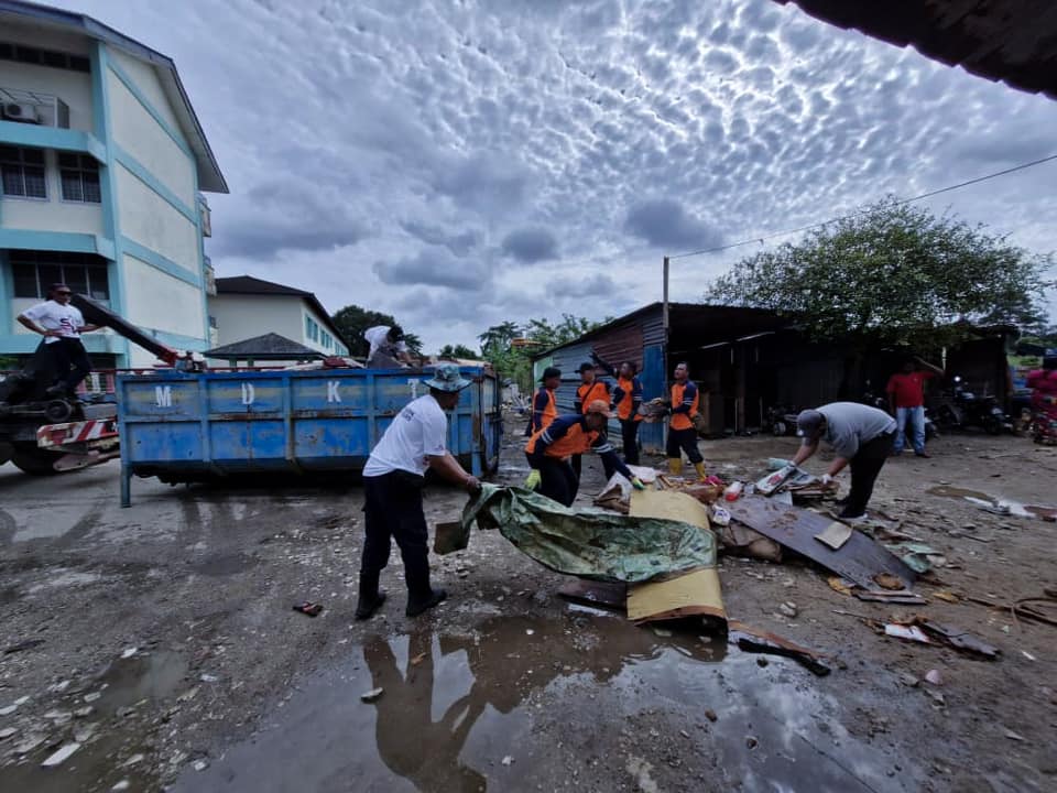 GERAKAN PASCA BANJIR TAHUN 2024 DAERAH KOTA TINGGI : PEMBERSIHAN KEDIAMAN TERJEJAS BANJIR