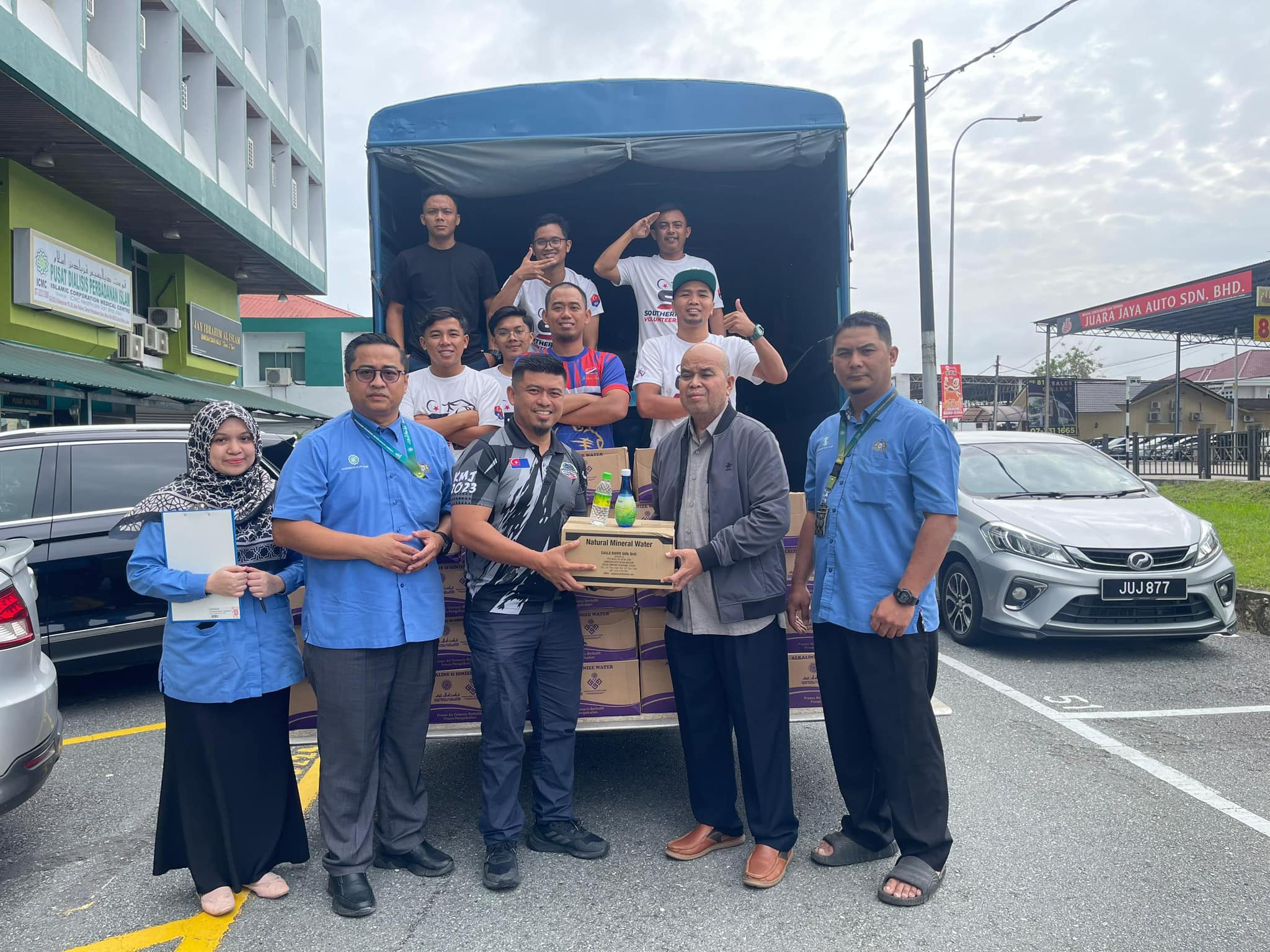 SUMBANGAN AIR MINERAL BAGI PROGRAM BANTUAN PEMBERSIHAN PASCA BANJIR