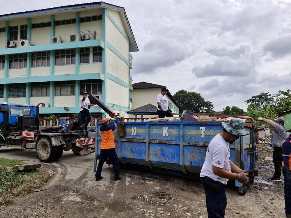 GERAKAN PASCA BANJIR TAHUN 2024 DAERAH KOTA TINGGI : PEMBERSIHAN KEDIAMAN TERJEJAS BANJIR