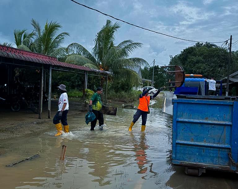 MISI GERAKAN PASCA BANJIR DI DAERAH KOTA TINGGI : PEMBERSIHAN PASCA BANJIR DI SEKITAR KAWASAN MAJLIS DAERAH KOTA TINGGI