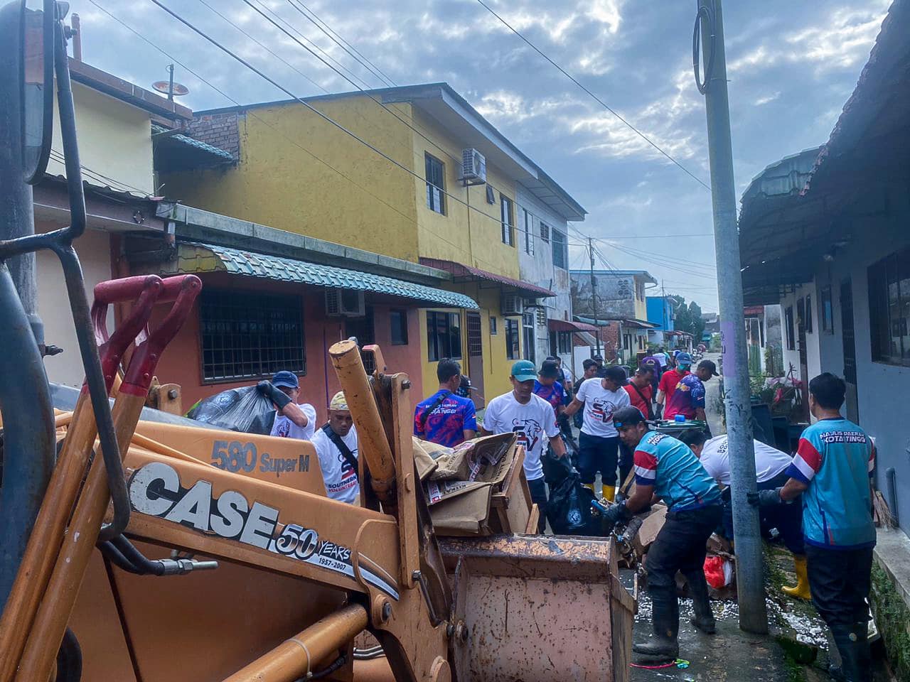 MISI GERAKAN PASCA BANJIR DI DAERAH KOTA TINGGI : PEMBERSIHAN PASCA BANJIR DI SEKITAR KAWASAN MAJLIS DAERAH KOTA TINGGI
