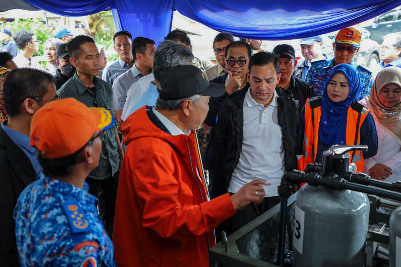 LAWATAN RASMI TIMBALAN PERDANA MENTERI KE PUSAT PEMINDAHAN SEMENTARA (PPS) DAERAH KOTA TINGGI.