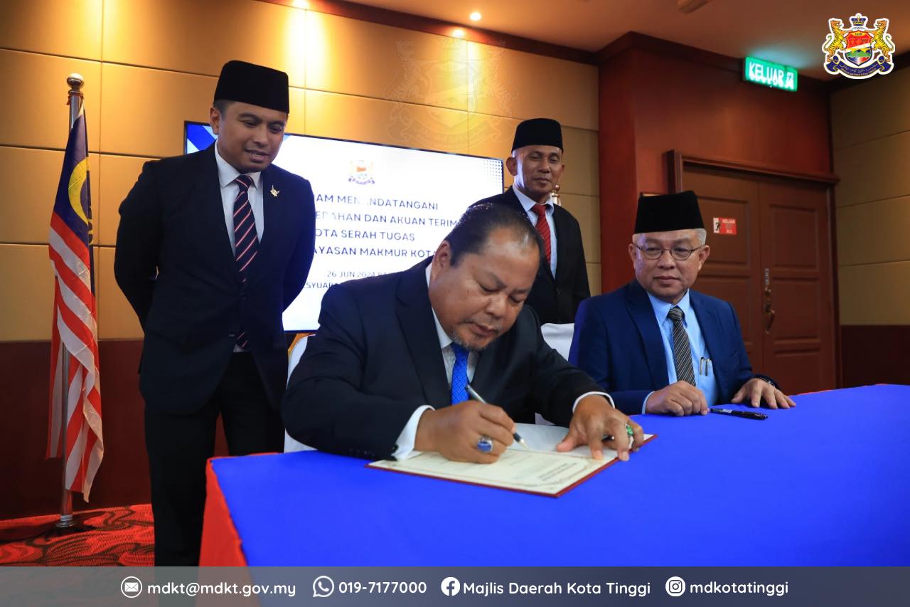 MAJLIS MENANDATANGANI SURAT PENYERAHAN DAN AKUAN TERIMA NOTA SERAH TUGAS PENGERUSI YAYASAN MAKMUR KOTA TINGGI DAN MAJLIS MENANDATANGANI MEMORANDUM PERSEFAHAMAN KOTA TINGGI BANDAR BERSIH DAN RENDAH KARBON DI ANTARA MAJLIS DAERAH KOTA TINGGI, JABATAN KERJA