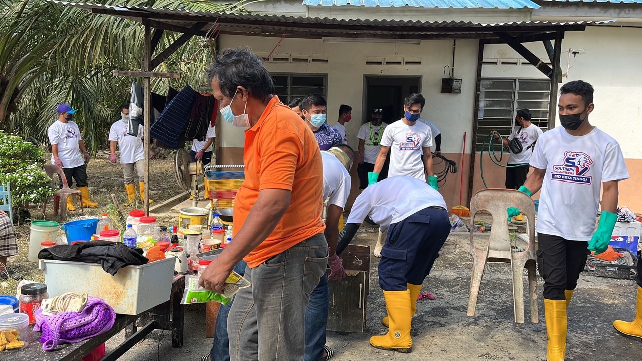 MISI BANTUAN PASCA BANJIR SOUTHERN VOLUNTEER MAJLIS DAERAH KOTA TINGGI (SVMDKT) DI DAERAH MUAR