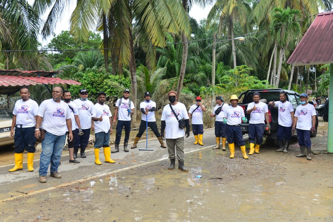 MISI BANTUAN PASCA BANJIR SOUTHERN VOLUNTEER MAJLIS DAERAH KOTA TINGGI (SVMDKT) DI DAERAH SEGAMAT