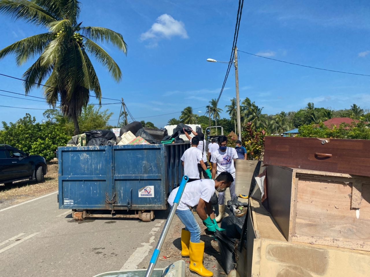 MISI BANTUAN PASCA BANJIR SOUTHERN VOLUNTEER MAJLIS DAERAH KOTA TINGGI (SVMDKT) DI DAERAH MUAR