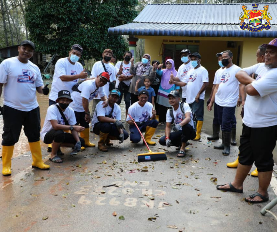 MISI BANTUAN PASCA BANJIR SOUTHERN VOLUNTEER MAJLIS DAERAH KOTA TINGGI (SVMDKT) DI DAERAH SEGAMAT