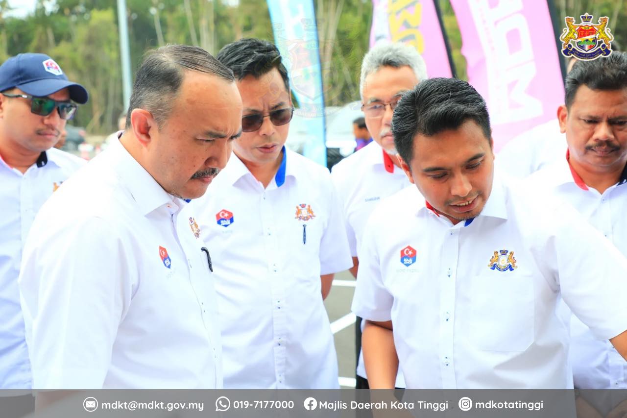 MAJLIS SERAH TERIMA PROJEK NAIKTARAF DAN PENYERAHAN KUNCI KEPADA PENIAGA DI PANTAI TELUK MAHKOTA, TG. SEDILI