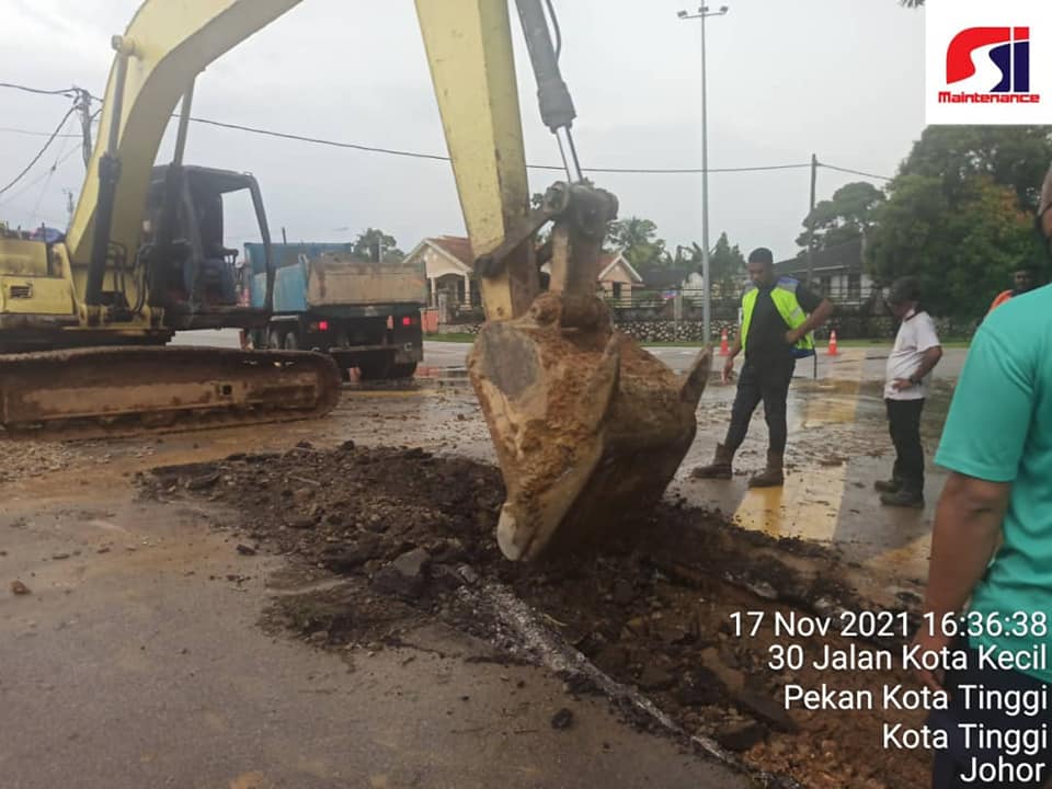 KERJA-KERJA PEMBAIKAN DI KAWASAN PARIT TERSUMBAT DIPERSIMPANGAN JALAN KOTA KECIL DAN JALAN SUNGAI SIPUT