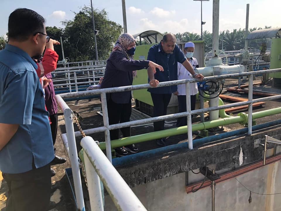 LAWATAN TAPAK CCC OLEH EN MOHD FAHMY BIN YAHYA, YANG DIPERTUA MAJLIS DAERAH KOTA TINGGI BAGI PROJEK PEMBINAAN STRUKTUR MUKASAUK BARU DI LOJI RAWATAN AIR SEMANGGAR