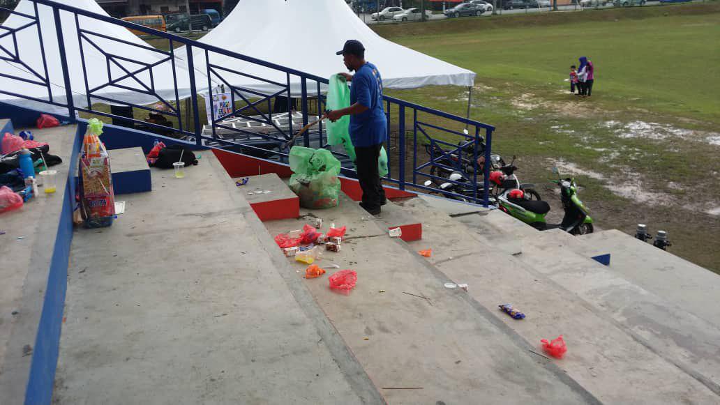 Pembersihan Mini Stadiuam MDKT Sempena Hari Sukan Negara